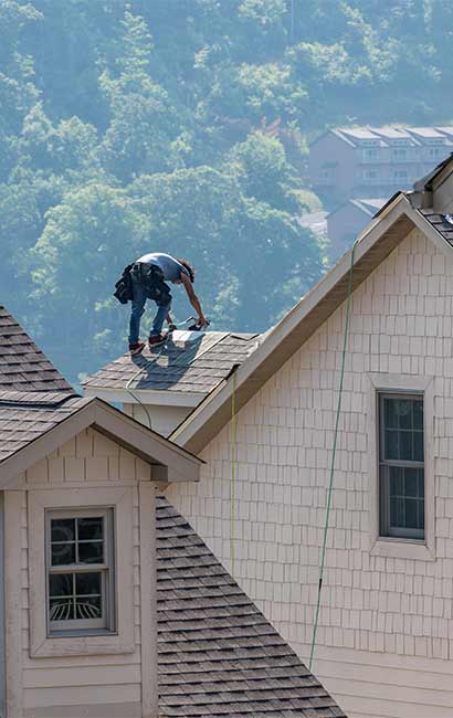 Roofer in the Gainesville, GA area that replaces roof, repairs roof and installs new roofs on residential and commercial buildings.